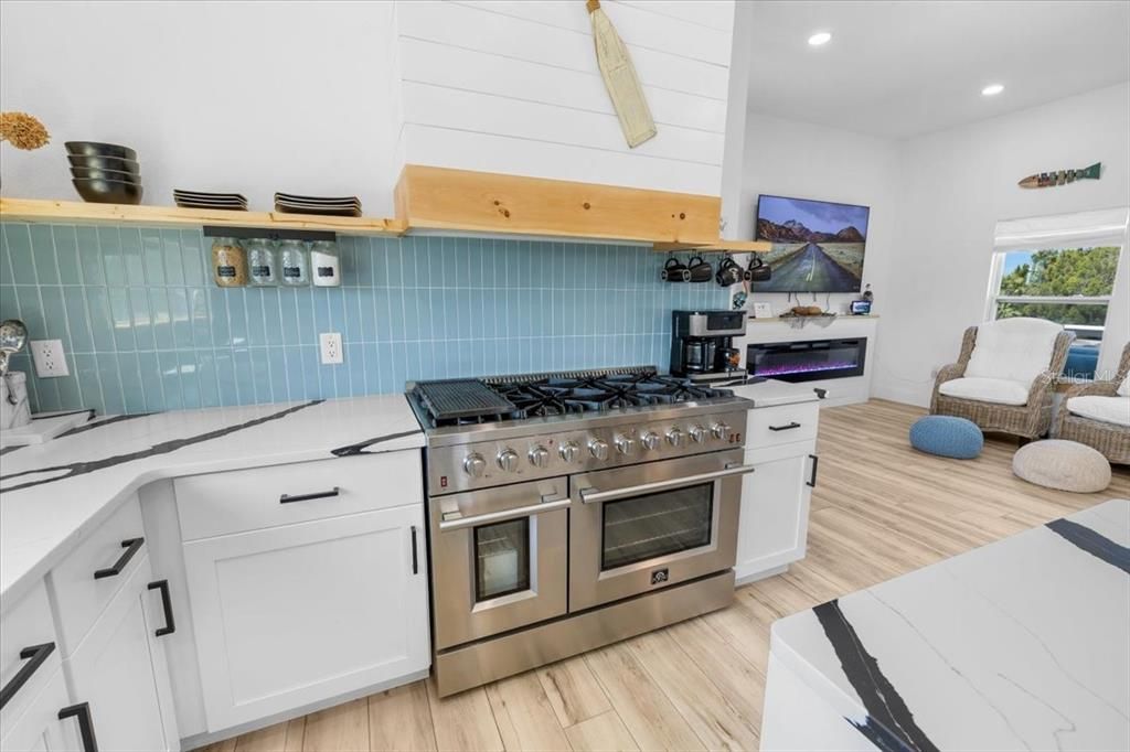 For Sale: $425,000 (2 beds, 2 baths, 1296 Square Feet)