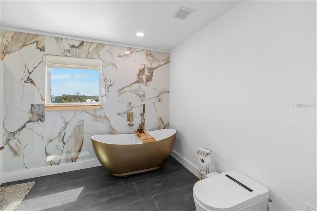For Sale: $425,000 (2 beds, 2 baths, 1296 Square Feet)