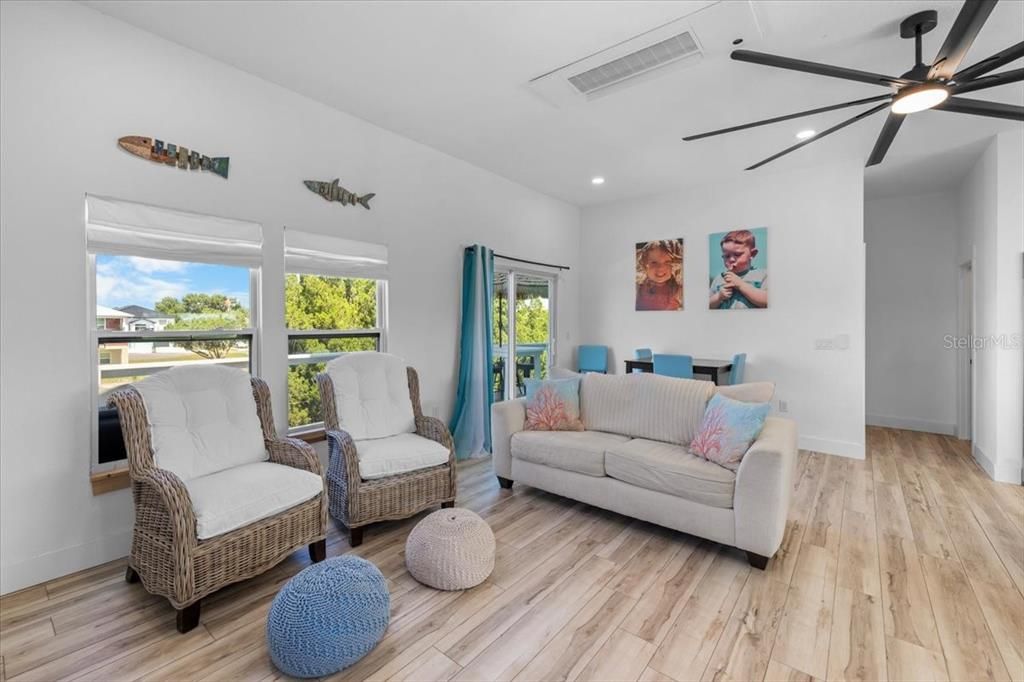 For Sale: $425,000 (2 beds, 2 baths, 1296 Square Feet)