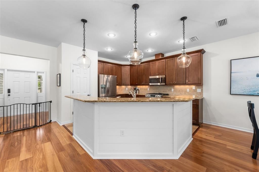 Activo con contrato: $499,000 (4 camas, 2 baños, 2016 Pies cuadrados)