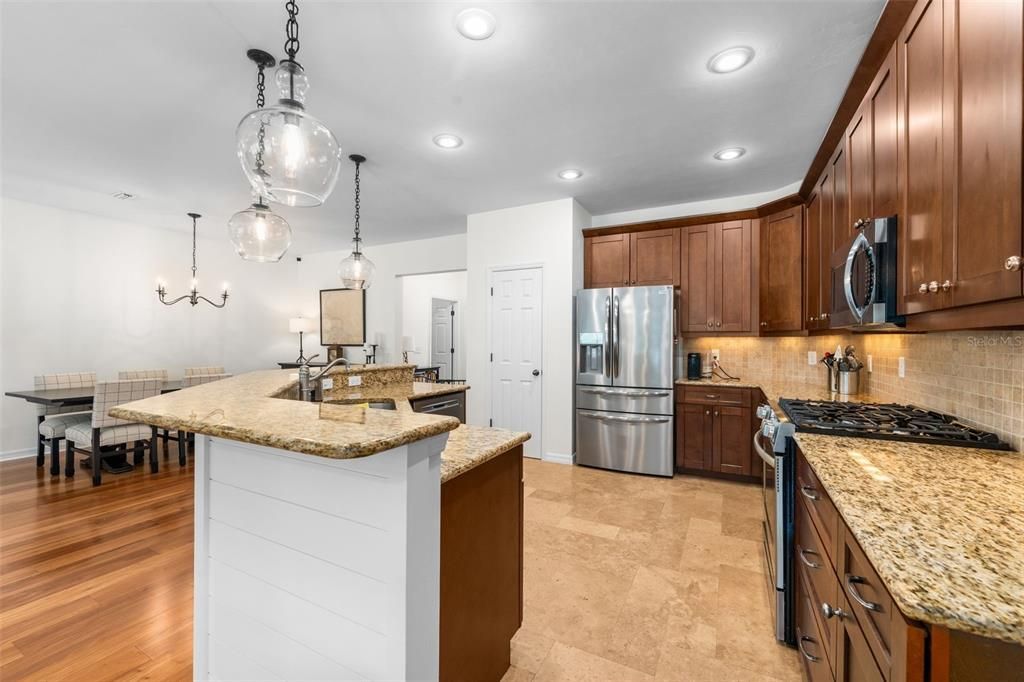 Activo con contrato: $499,000 (4 camas, 2 baños, 2016 Pies cuadrados)