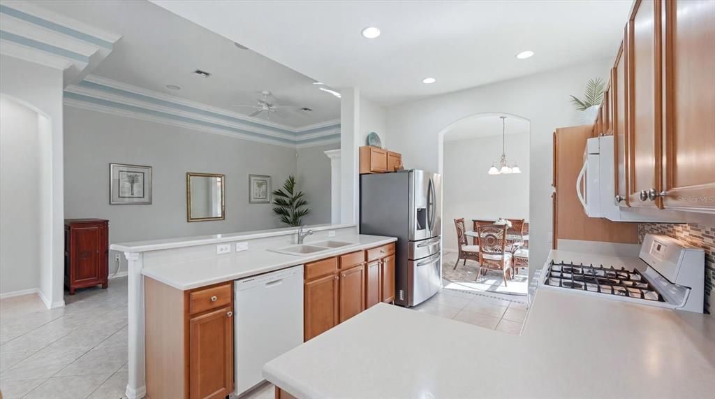 For Sale: $354,900 (2 beds, 2 baths, 1689 Square Feet)