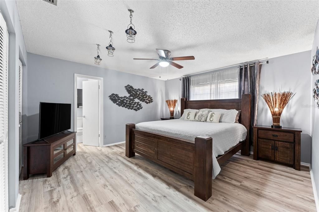 For Sale: $1,200,000 (2 beds, 2 baths, 1304 Square Feet)