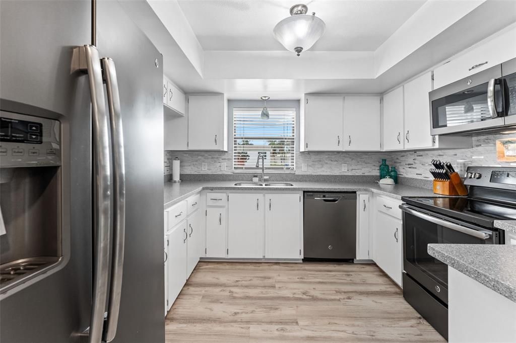 For Sale: $1,200,000 (2 beds, 2 baths, 1304 Square Feet)