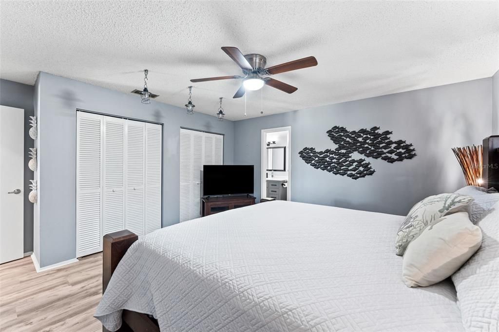 For Sale: $1,200,000 (2 beds, 2 baths, 1304 Square Feet)