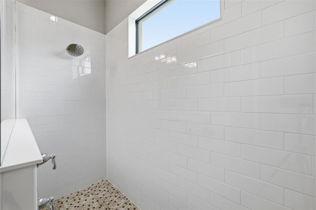 Activo con contrato: $895,000 (3 camas, 3 baños, 2363 Pies cuadrados)