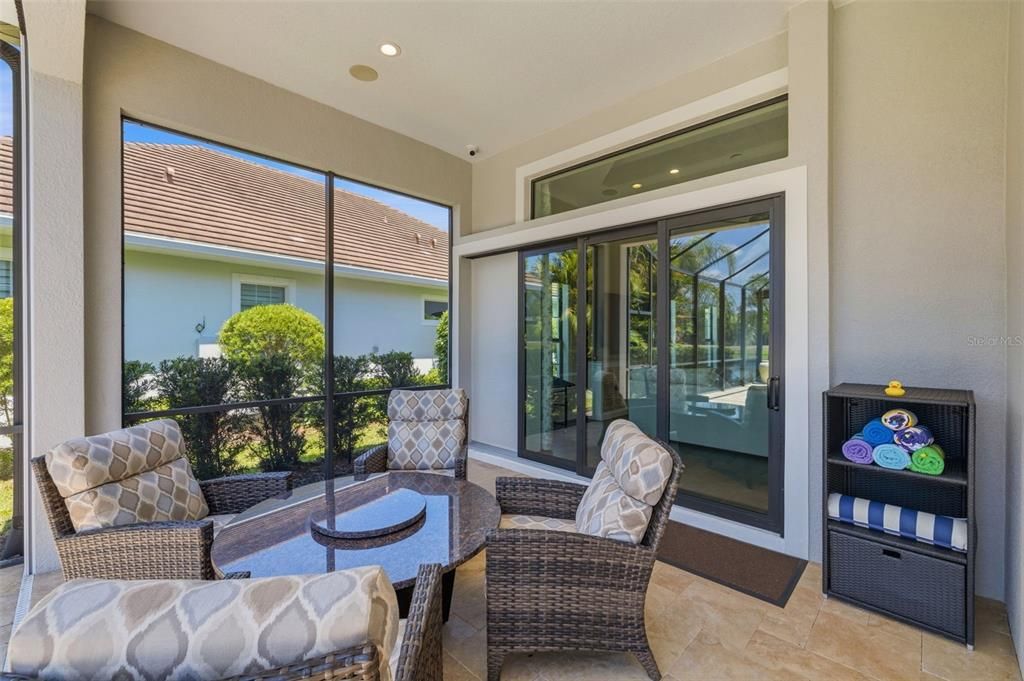 Activo con contrato: $895,000 (3 camas, 3 baños, 2363 Pies cuadrados)