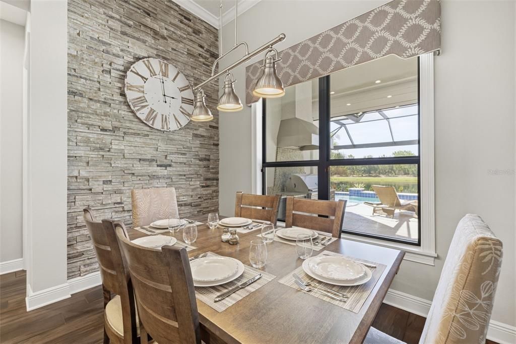 Activo con contrato: $895,000 (3 camas, 3 baños, 2363 Pies cuadrados)