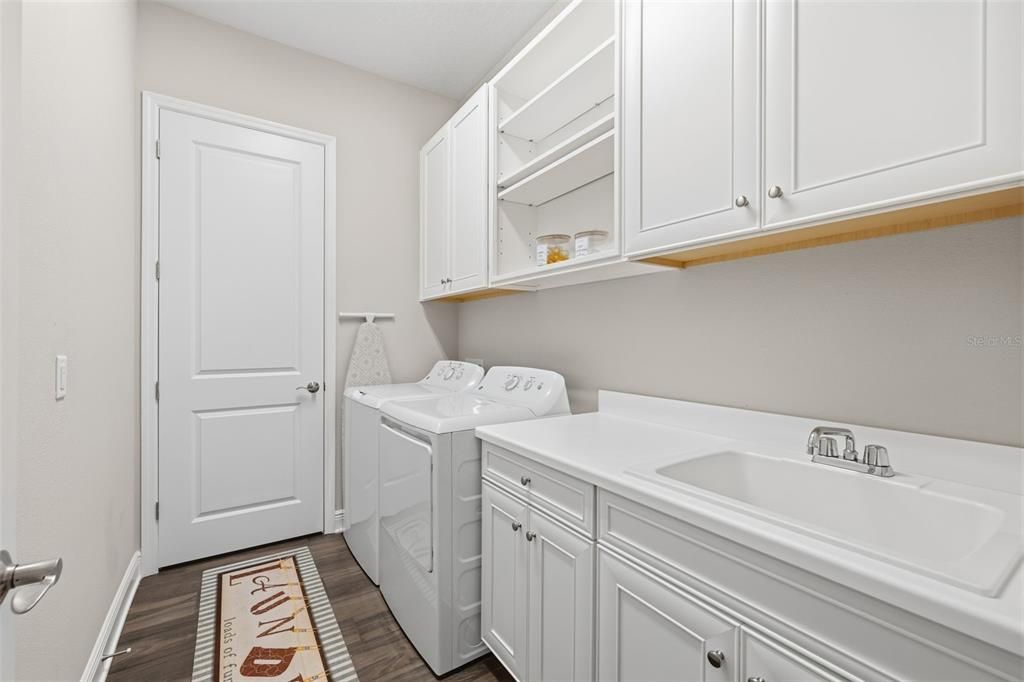 Activo con contrato: $895,000 (3 camas, 3 baños, 2363 Pies cuadrados)