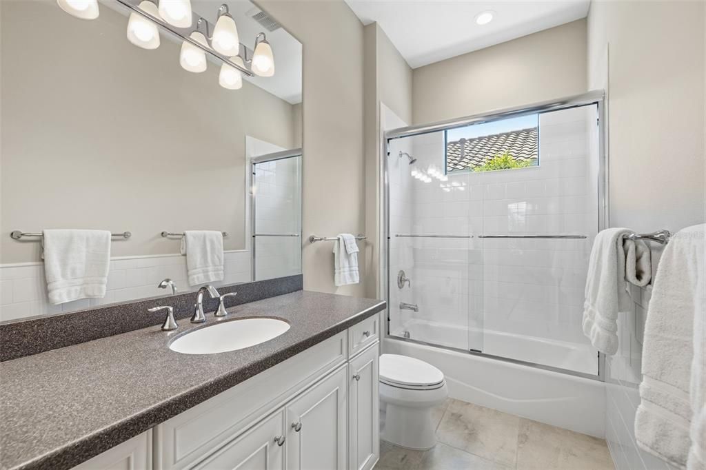 Activo con contrato: $895,000 (3 camas, 3 baños, 2363 Pies cuadrados)