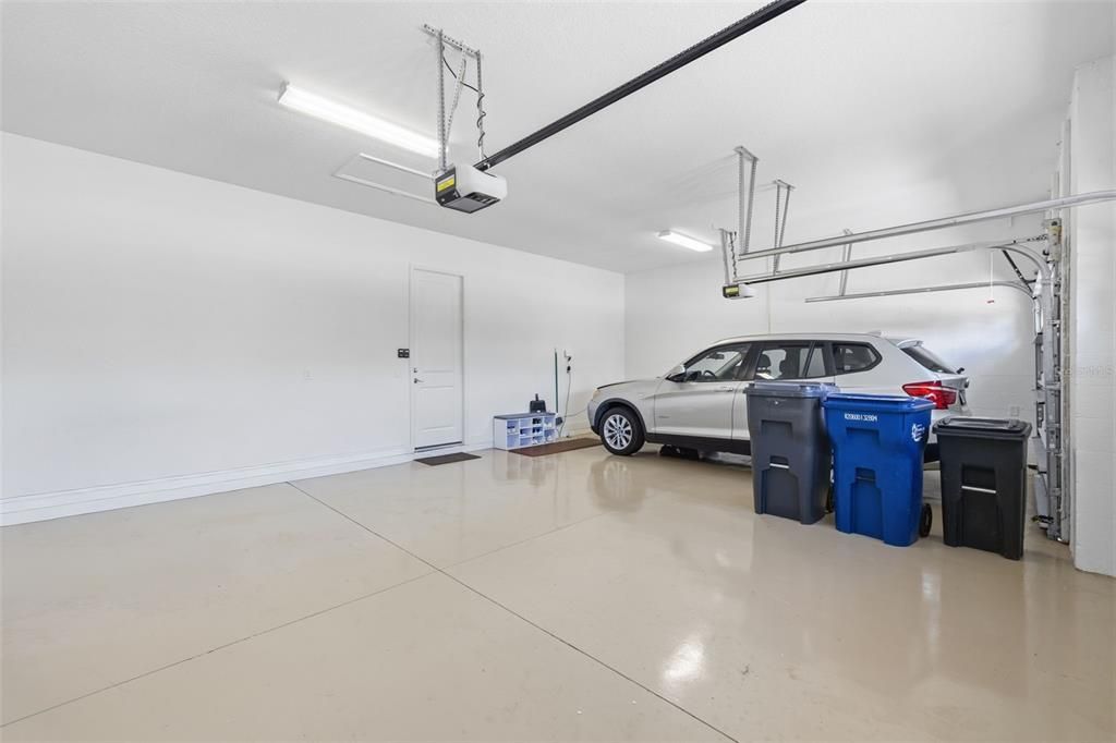 Activo con contrato: $895,000 (3 camas, 3 baños, 2363 Pies cuadrados)
