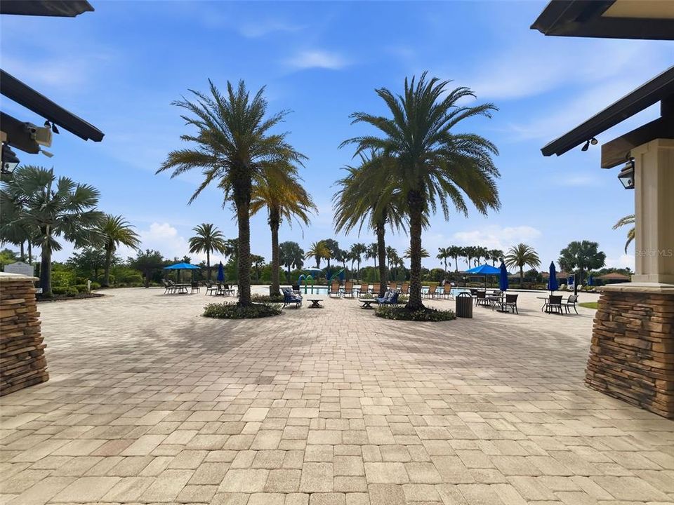 Activo con contrato: $895,000 (3 camas, 3 baños, 2363 Pies cuadrados)