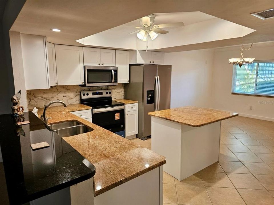 For Sale: $225,000 (2 beds, 2 baths, 1161 Square Feet)