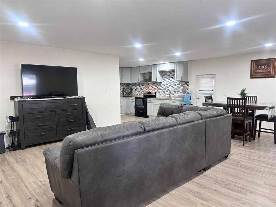 Activo con contrato: $168,000 (3 camas, 1 baños, 1392 Pies cuadrados)