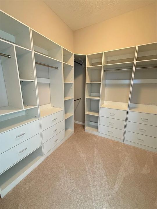 Activo con contrato: $3,300 (4 camas, 2 baños, 1915 Pies cuadrados)