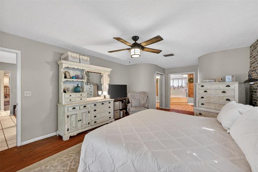 For Sale: $499,900 (4 beds, 2 baths, 2442 Square Feet)