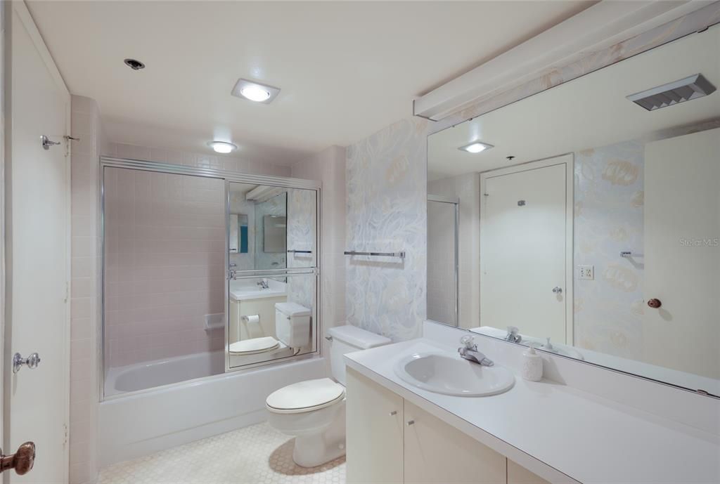 For Sale: $725,000 (2 beds, 2 baths, 1392 Square Feet)