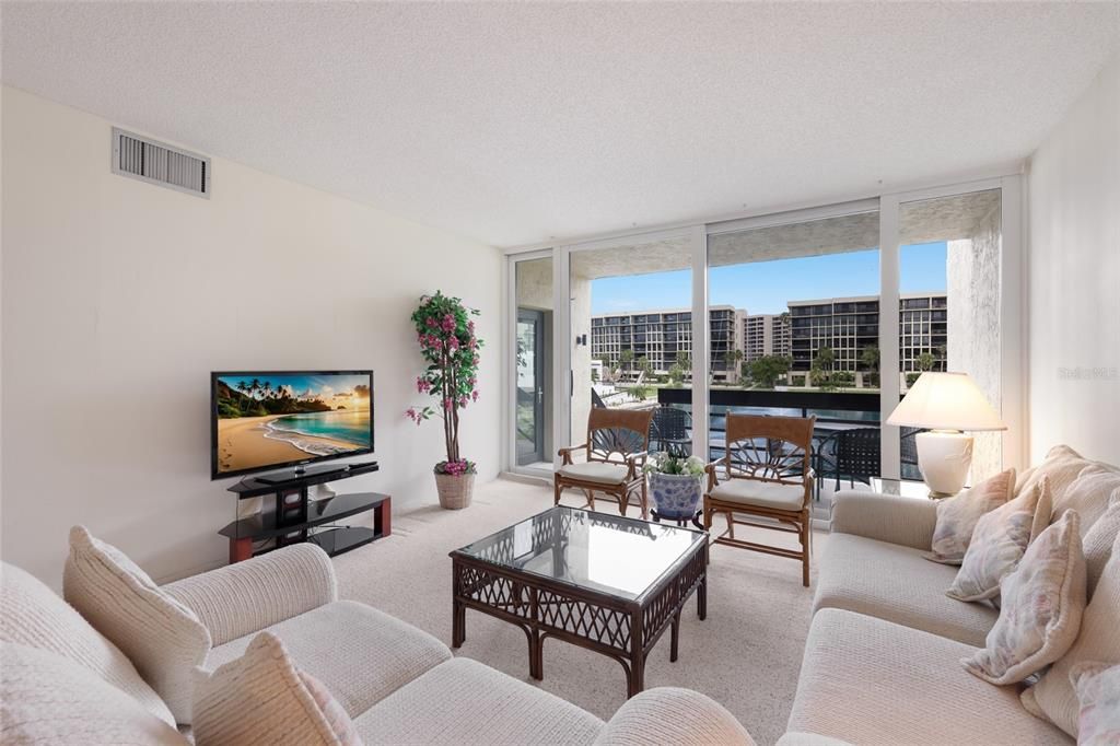 For Sale: $725,000 (2 beds, 2 baths, 1392 Square Feet)