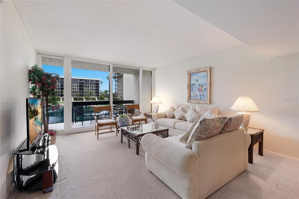 For Sale: $725,000 (2 beds, 2 baths, 1392 Square Feet)
