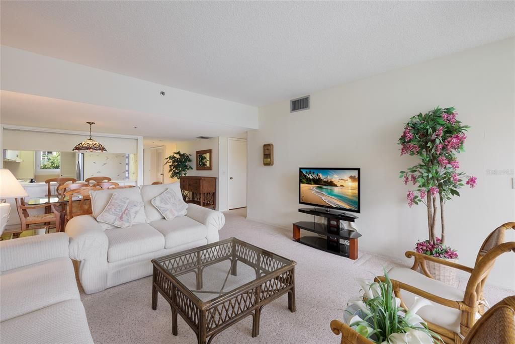 For Sale: $725,000 (2 beds, 2 baths, 1392 Square Feet)