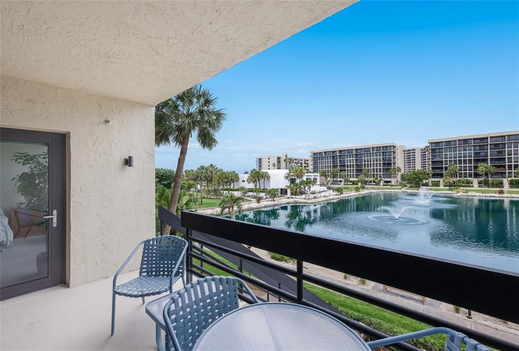 For Sale: $725,000 (2 beds, 2 baths, 1392 Square Feet)