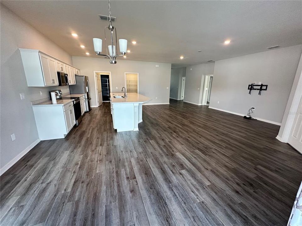For Rent: $2,200 (4 beds, 2 baths, 2041 Square Feet)