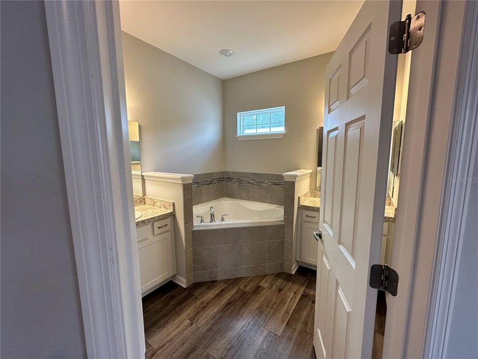For Rent: $2,200 (4 beds, 2 baths, 2041 Square Feet)