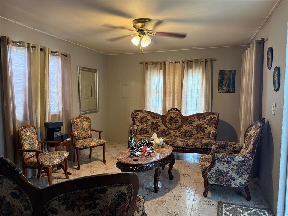 На продажу: $179,000 (5 спален, 2 ванн, 1918 Квадратных фут)