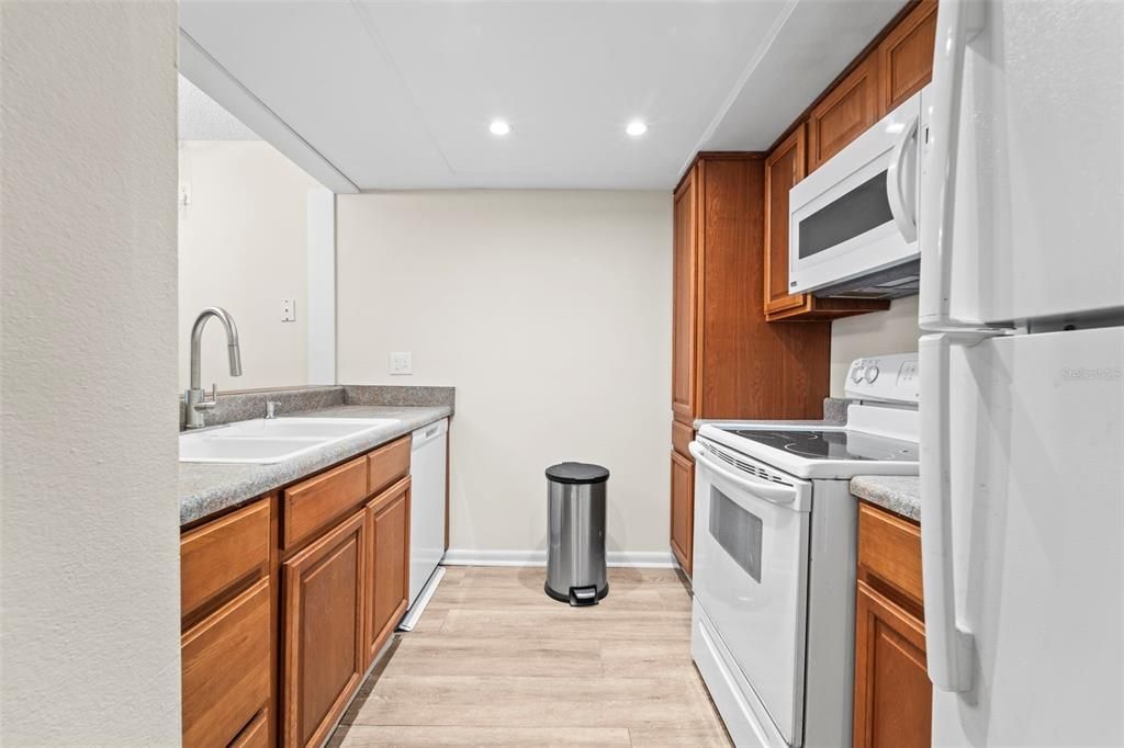 For Sale: $114,900 (0 beds, 1 baths, 565 Square Feet)