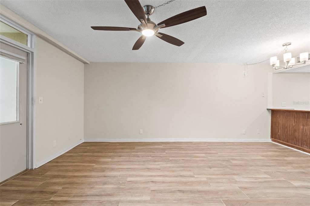 For Sale: $114,900 (0 beds, 1 baths, 565 Square Feet)