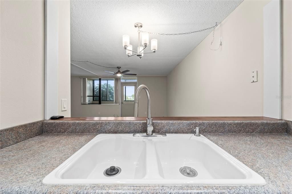 For Sale: $114,900 (0 beds, 1 baths, 565 Square Feet)