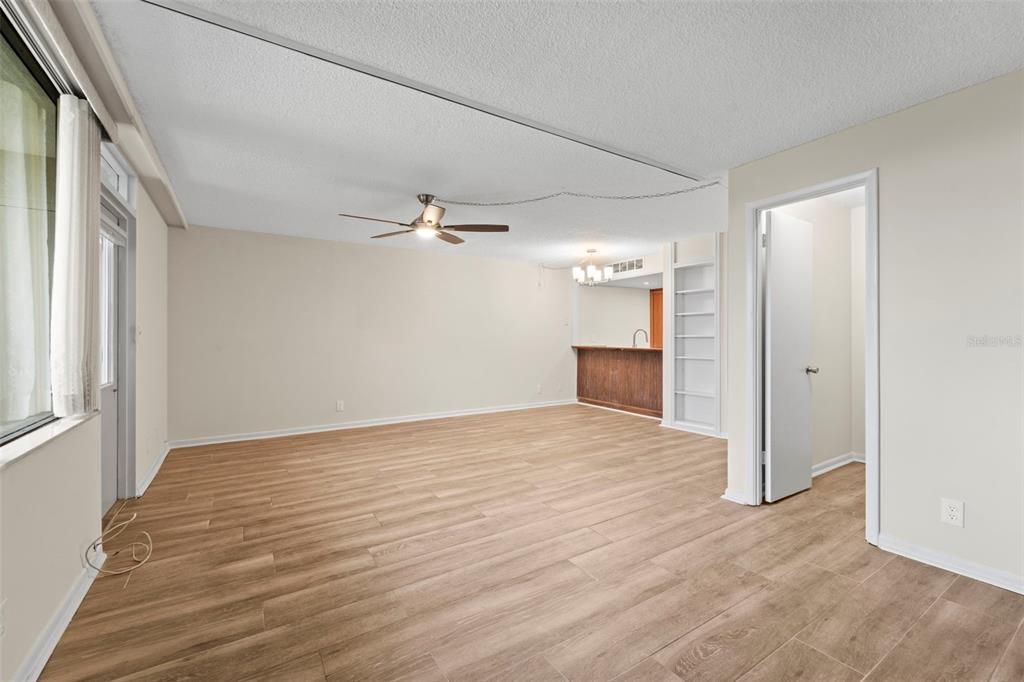 For Sale: $114,900 (0 beds, 1 baths, 565 Square Feet)