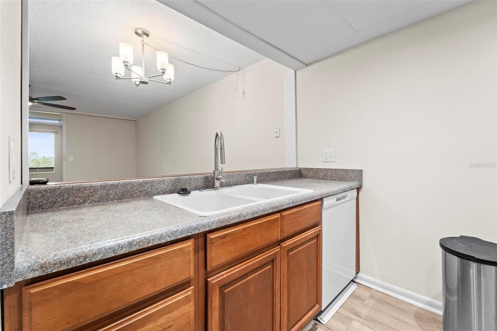 For Sale: $114,900 (0 beds, 1 baths, 565 Square Feet)