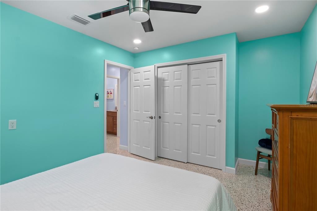 For Sale: $675,000 (2 beds, 1 baths, 1140 Square Feet)