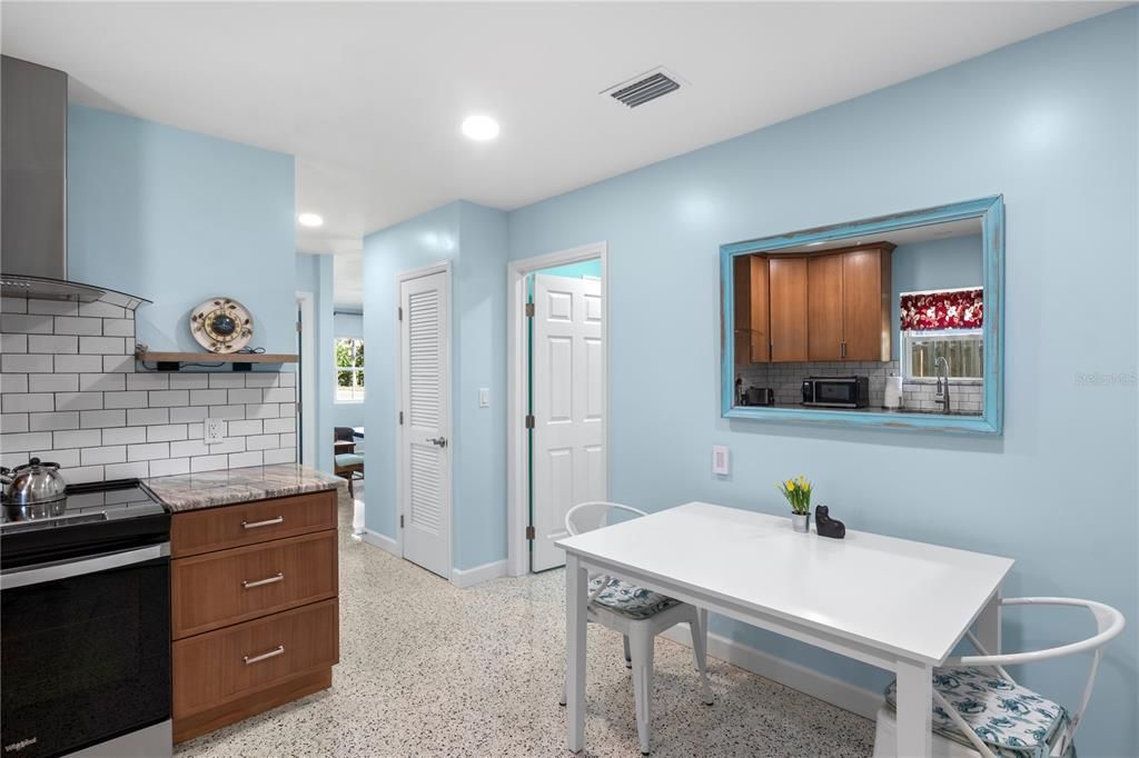 For Sale: $675,000 (2 beds, 1 baths, 1140 Square Feet)