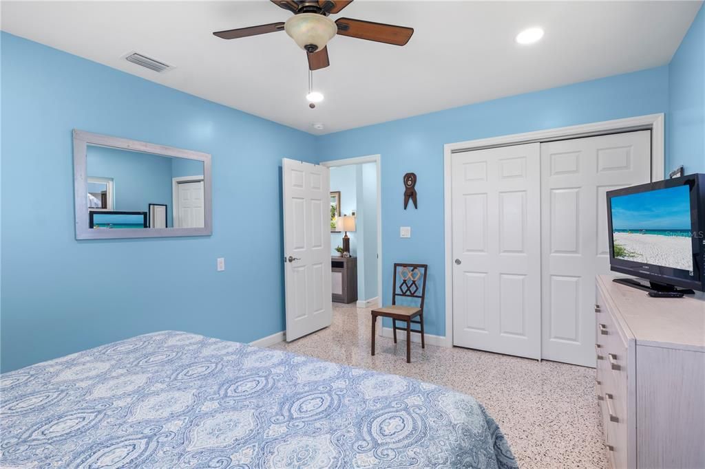 For Sale: $675,000 (2 beds, 1 baths, 1140 Square Feet)