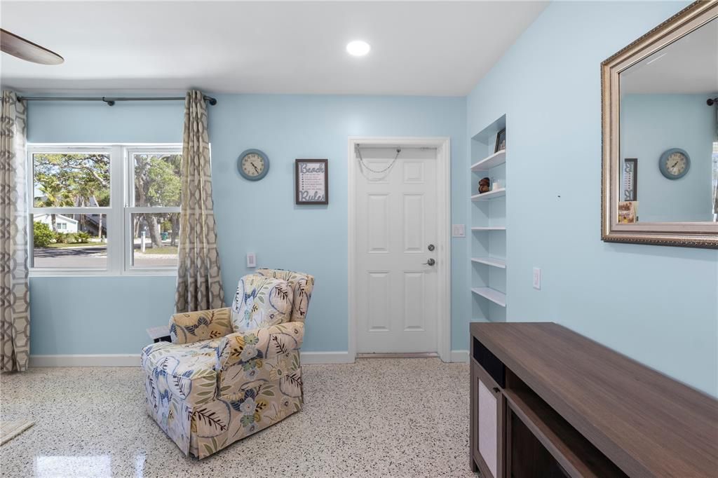 For Sale: $675,000 (2 beds, 1 baths, 1140 Square Feet)