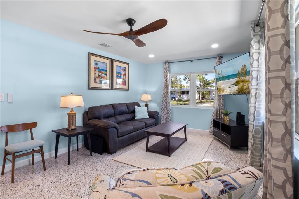 For Sale: $675,000 (2 beds, 1 baths, 1140 Square Feet)