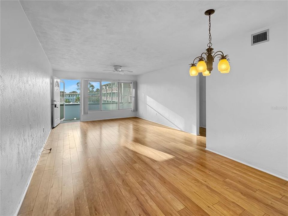 For Sale: $115,000 (2 beds, 2 baths, 835 Square Feet)