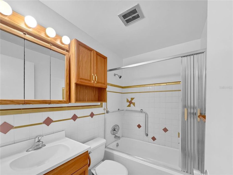For Sale: $115,000 (2 beds, 2 baths, 835 Square Feet)