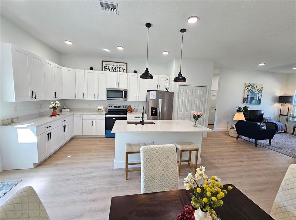Activo con contrato: $320,000 (4 camas, 2 baños, 1903 Pies cuadrados)