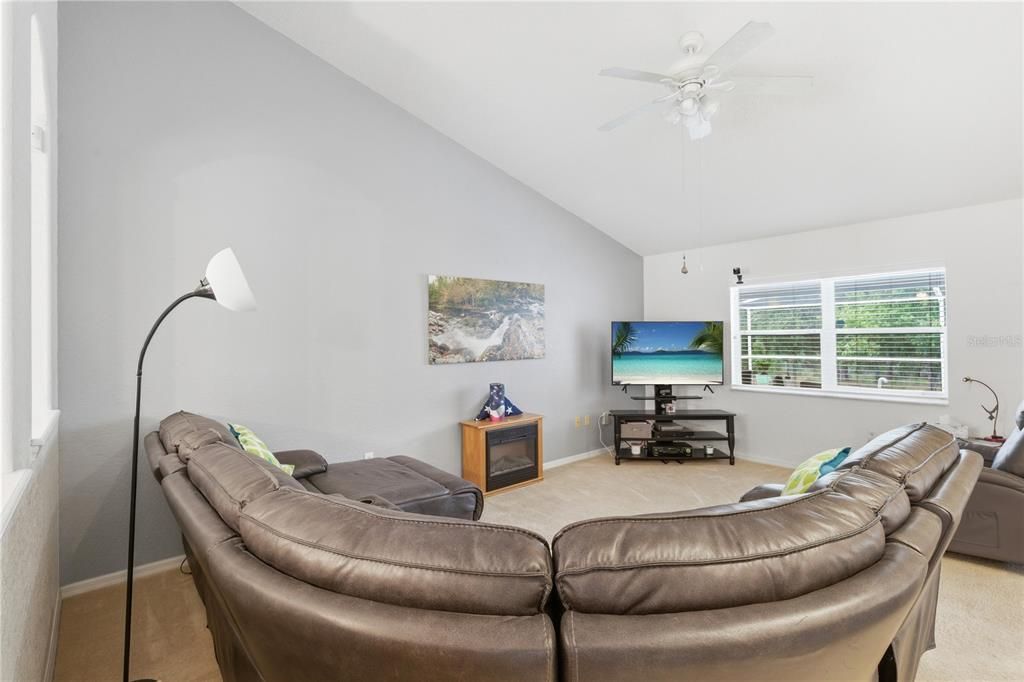 En Venta: $440,000 (3 camas, 2 baños, 1955 Pies cuadrados)