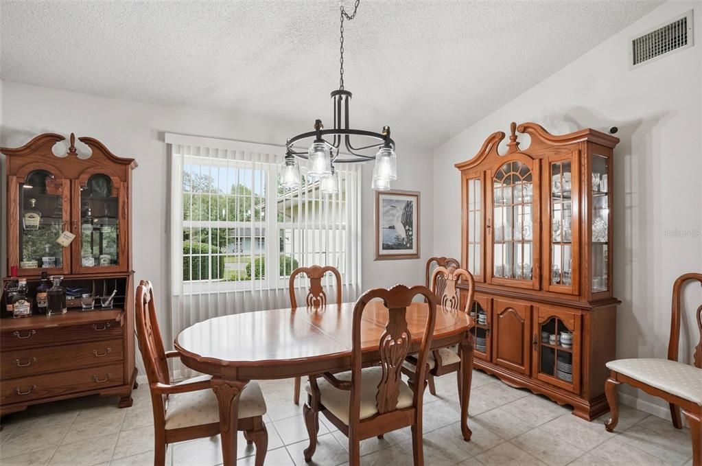 На продажу: $319,900 (3 спален, 2 ванн, 1799 Квадратных фут)