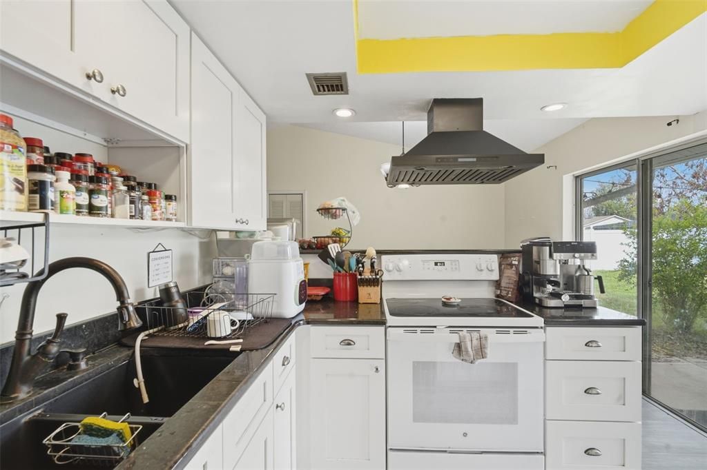 Activo con contrato: $325,000 (4 camas, 2 baños, 1224 Pies cuadrados)