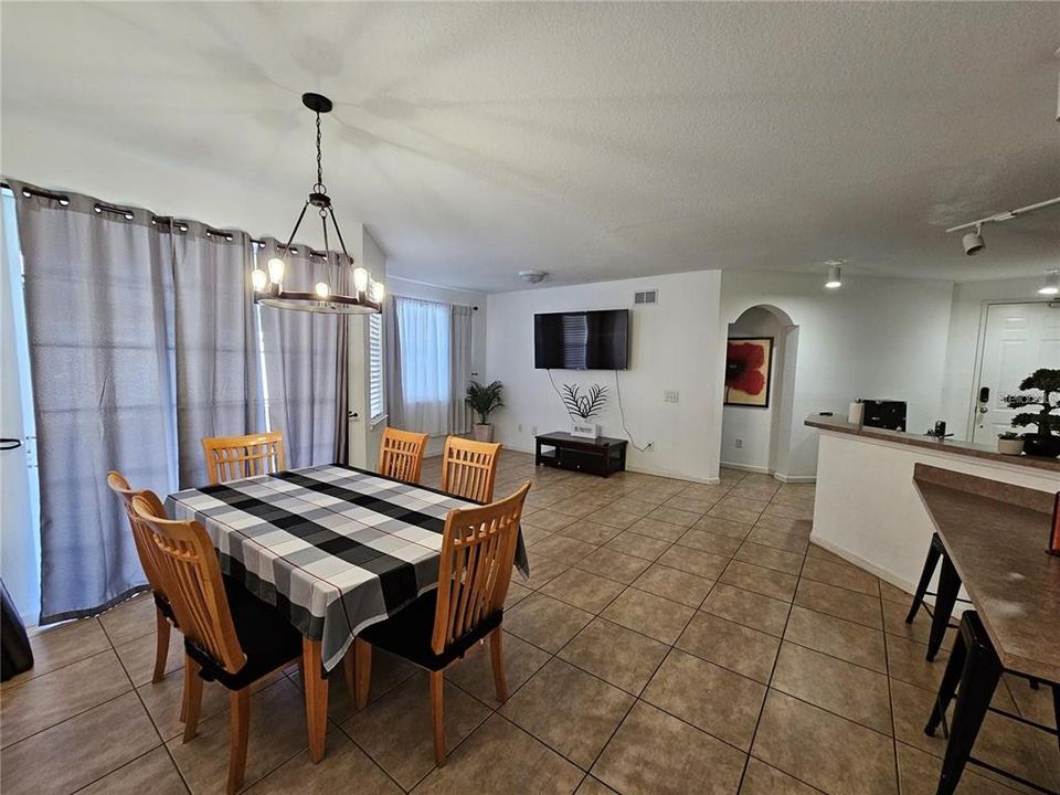 En Venta: $255,000 (4 camas, 2 baños, 1688 Pies cuadrados)