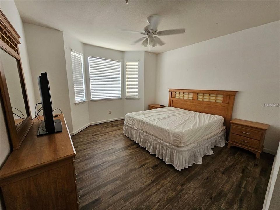 En Venta: $255,000 (4 camas, 2 baños, 1688 Pies cuadrados)