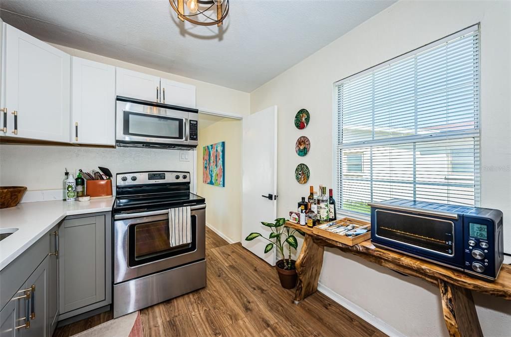 Active With Contract: $269,000 (2 beds, 1 baths, 724 Square Feet)