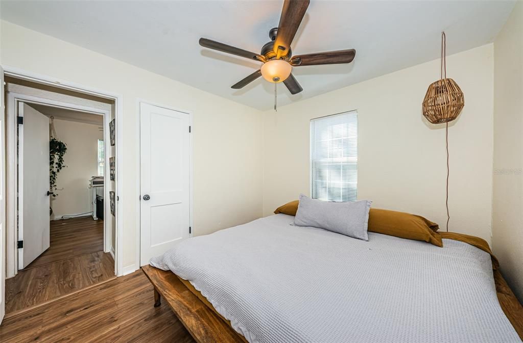 Active With Contract: $269,000 (2 beds, 1 baths, 724 Square Feet)
