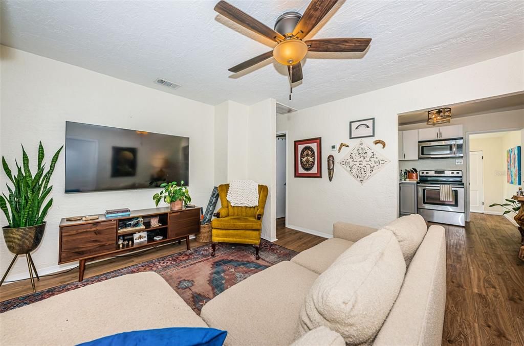 Active With Contract: $269,000 (2 beds, 1 baths, 724 Square Feet)