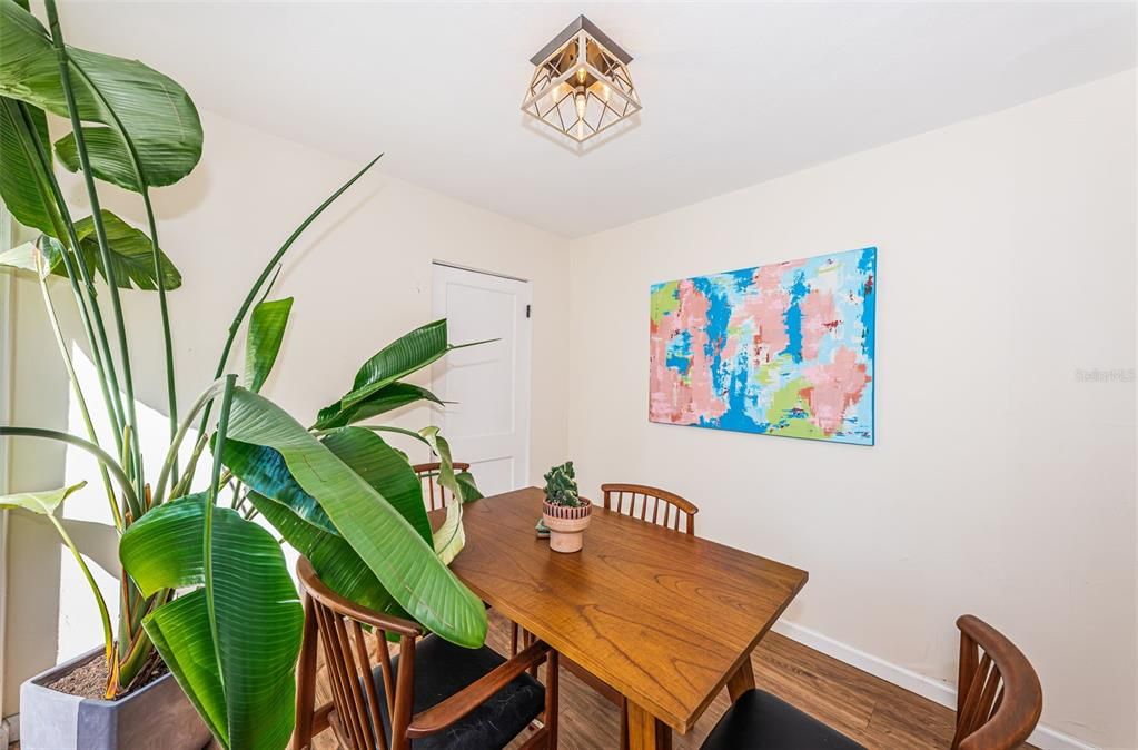 Active With Contract: $269,000 (2 beds, 1 baths, 724 Square Feet)
